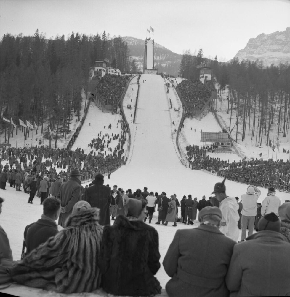 Spettatori assistono a una gara di salto con gli sci al Trampolino Italia, 29 gennaio 1956, Fotografia di Publifoto, CSAC, Università di Parma