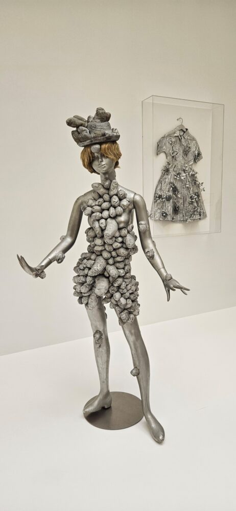 Yayoi Kusama, Phallic Girl,1967, mannequin, mixed media, Foto Della Ventura