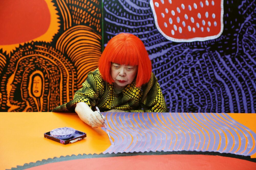 Yayoi Kusama al lavoro su My Eternal Soul (2009-21), 2017 © YAYOI KUSAMA Courtesy of Ota Fine Arts, David Zwirner
