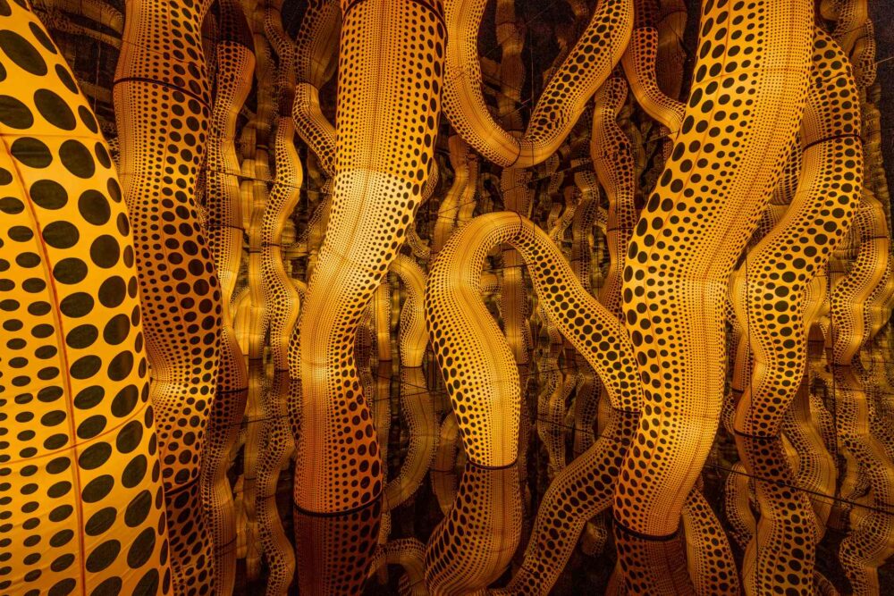 Yayoi Kusama, lnfinity Mirrored Room-The Hope of the Polka Dots Buried in lnfinity Will Eternally Cover the Universe, 2025, Detail, Sammlung der Künstlerin © YAYOI KUSAMA Courtesy of Ota Fine Arts