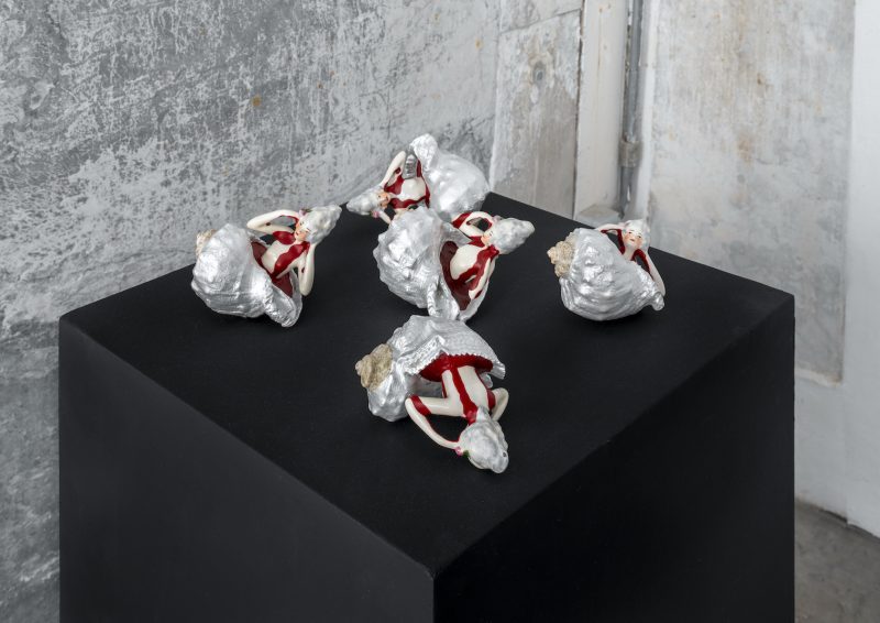 Roberto Amoroso e Bruno di Costanzo, Fake muse gruppo di 5, 2026, sculture di porcellana, conchiglia, acrilico 11x13cm, ph. Filippo Molena