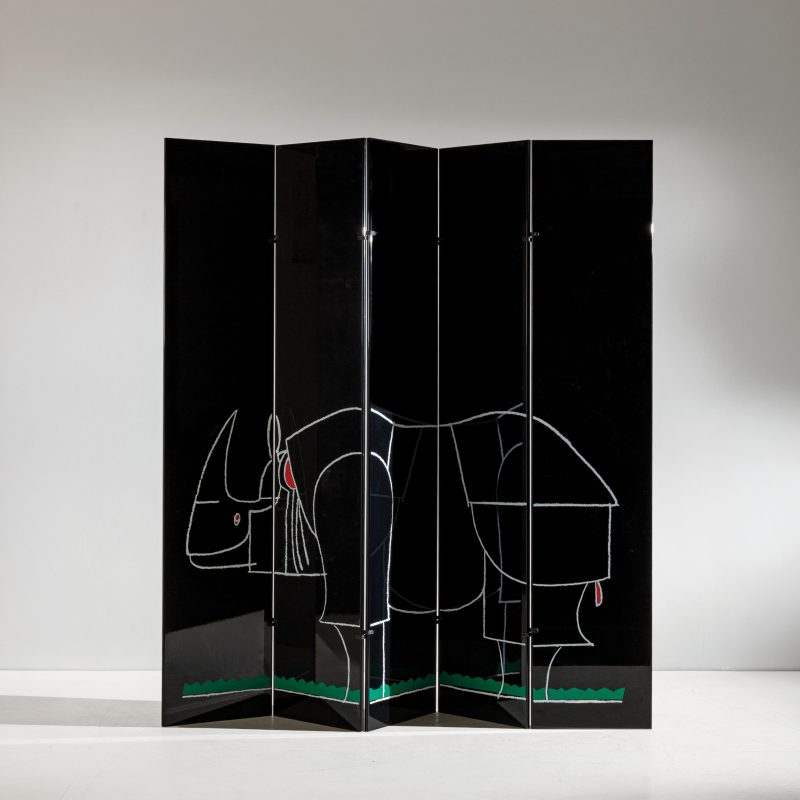 Lotto 16, FRANÇOIS XAVIER LALANNE & KAZUHIDE TAKAHAMA, Paravento mod. Rhinocéros. Legno laccato. Produzione Simon Gavina Ultramobile, 1976 ca. cm 220x228x2 ca.Battuto a 32.650 euro. Wannenes