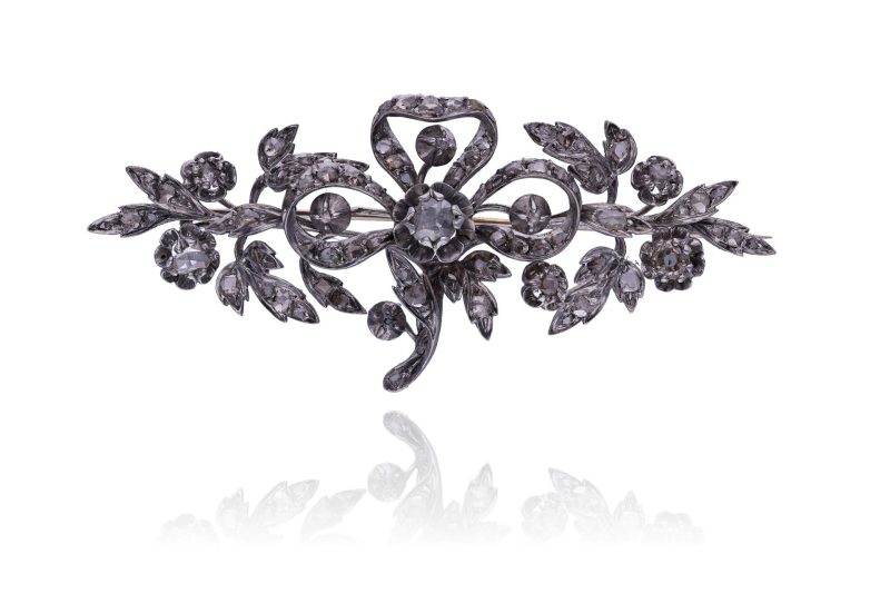 Spilla con diamanti, base d'asta 720 euro. Affide