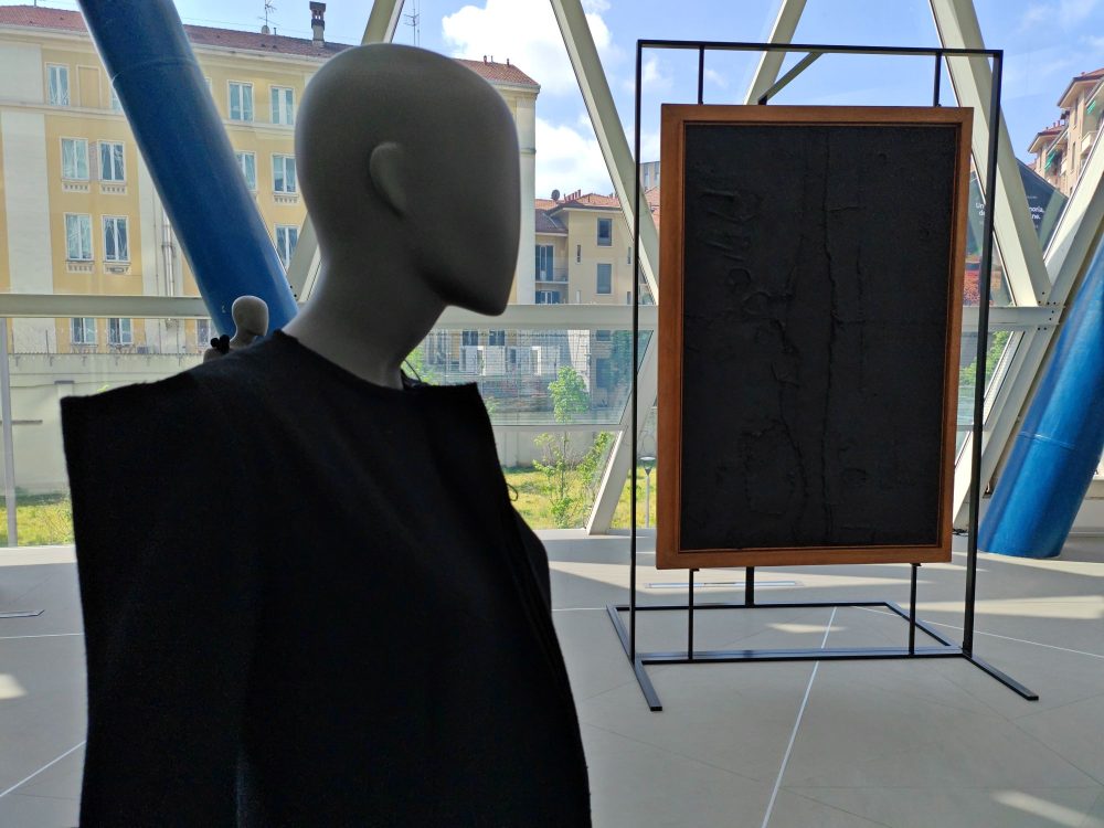 Abitare il Nero. Da Alberto Burri ai Fashion Designer della Scuola giapponese, CUBO Unipol, Milano