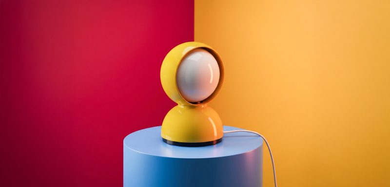 Lotto 169, lampada da tavolo modello Eclisse firmata da Vico Magistretti e prodotta da Artemide, stima 100-200 euro. Cambi Casa d'Aste