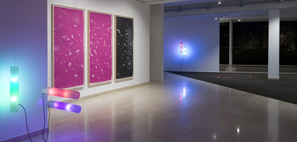 Alessandro Piangiamore, La polvere ci mostra che la luce esiste, 2026, installation view, photo credits Daniele De Lonti, Vincenzo Miranda