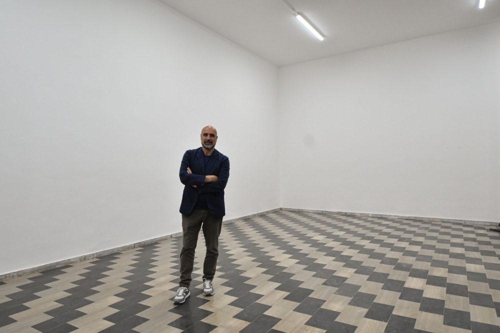 Giovanni Bonelli nell'interno della nuova galleria