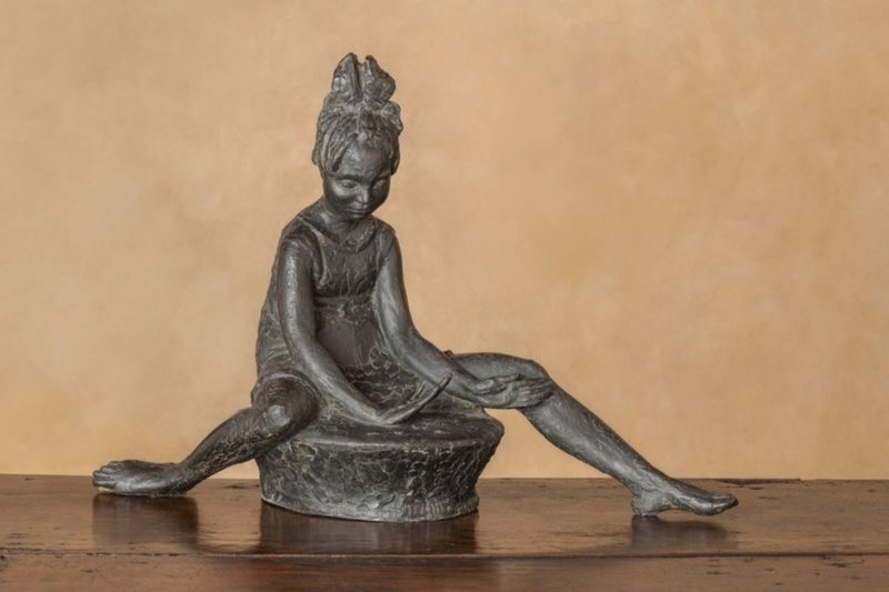Libero Andreotti, Bambina che gioca con sassetto, 1920, bronzo, collezione privata, ph. Brooks Walker