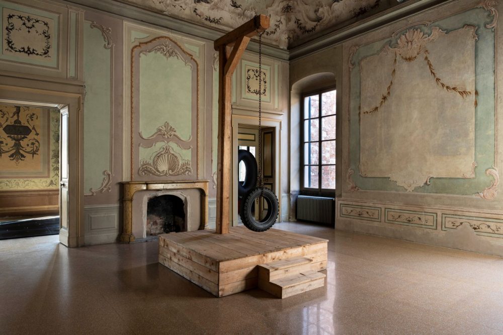 Paolo Canevari, Hanging Around, 2008, legno, catena, penumatico, 200x200x400 cm