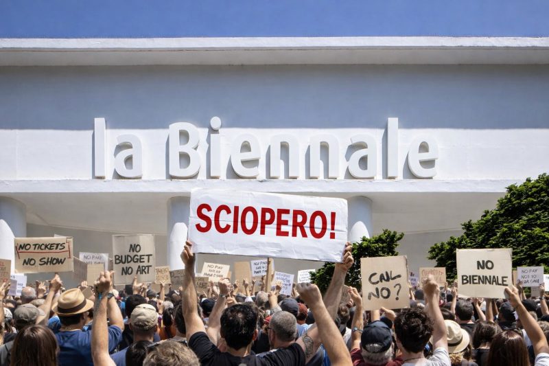 Sciopero alla Biennale