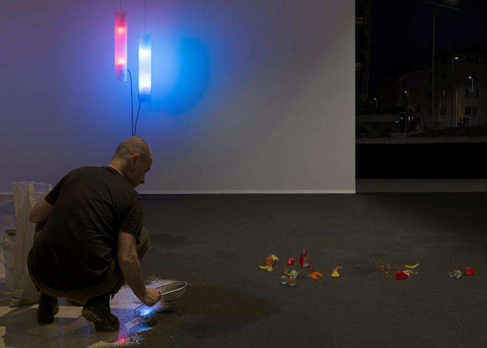 Alessandro Piangiamore, La polvere ci mostra che la luce esiste, 2026, installation view, photo credits Daniele De Lonti, Vincenzo Miranda