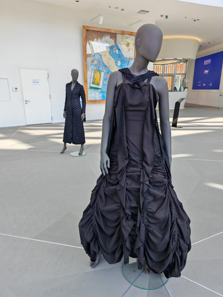 Abitare il Nero. Da Alberto Burri ai Fashion Designer della Scuola giapponese, CUBO Unipol, Milano