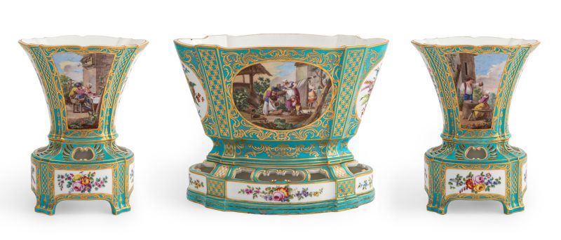 Lotto 382, GUARNITURA IN PORCELLANA POLICROMA, MANIFATTURA DI SÈVRES, CIRCA 1760 della forma detta 'hollandais' e decorata a motivi floreali e scene di genere su un fondo unito con dorature a motivi diversi; qualche usura, la base dell'elemento più grande con fratture restaurate, poche usure all'oro e minimi difetti di cottura, un restauro minore al bordo di uno degli elementi più piccoli Marche e segnature di fabbrica dipinte e incise Alt. cm 21,1, larg. cm 28,5 Alt. cm 22, larg. cm 16,8 STIMA 80.000-100.000 euro. Wannenes