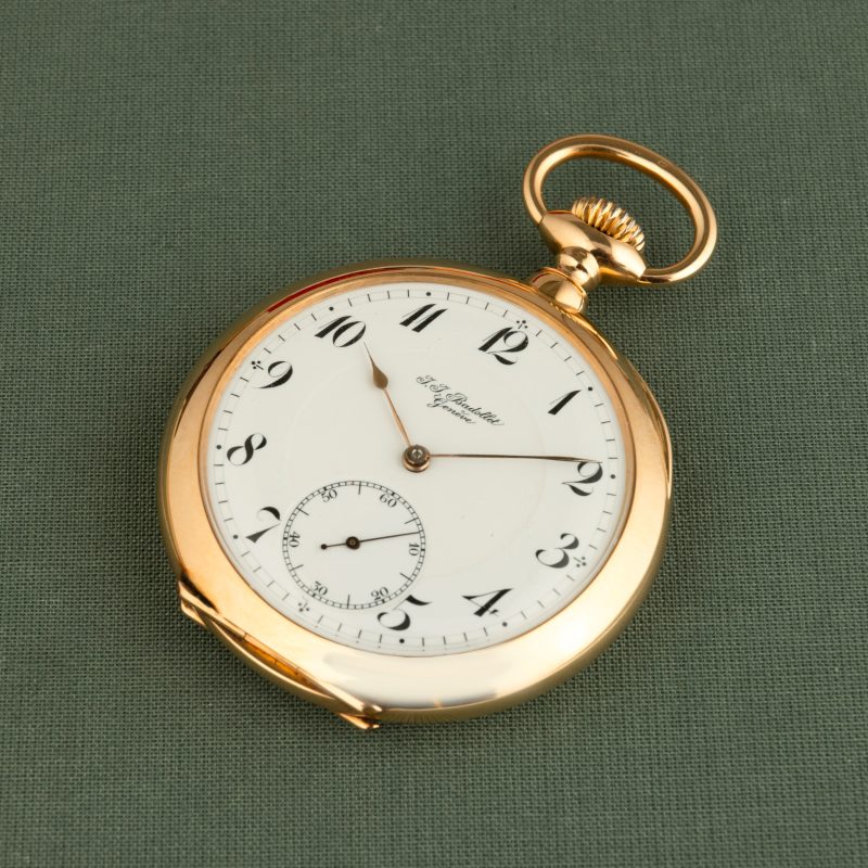 Lotto 233GUSTAVE BADOLLET, OROLOGIO DA TASCA CON MONOGRAMMA DI RE EDOARDO VII, 1905 CIRCA Epoca: 1905 circa Materiale: ORO 18K Diametro: 50 mm Cassa: liscia, con fondello monogramma Re Edoardo VII Movimento: remontoir Scappamento: ancora Peso: 91,3 g Marciante: si Da revisionare: si STIMA € 1.000 - 1.500 Wannenes
