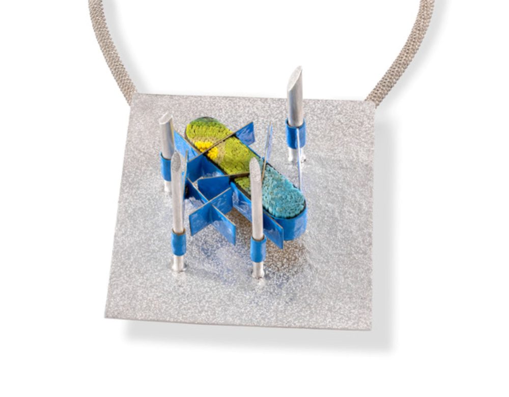 La Micro Città, collana con pendente, argento, smalto azzurro, micro mosaico, 2026