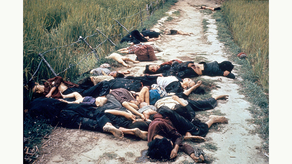 Alcune vittime del massacro di My Lai, Vietnam, 1968