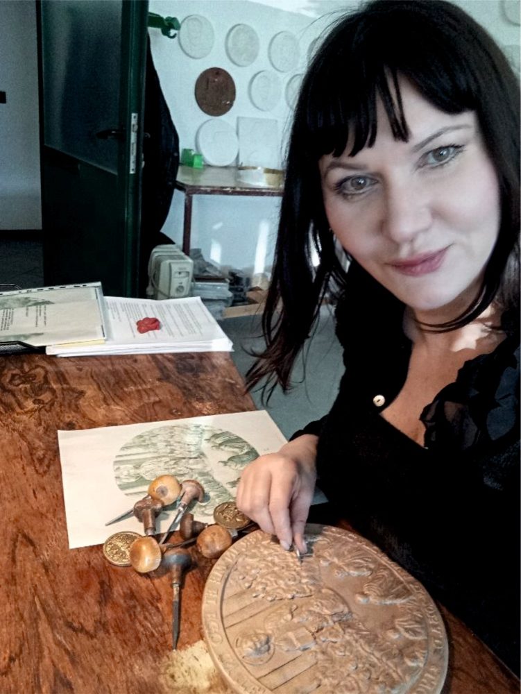 Amalia Mistichelli al lavoro sulla medaglia di Papa Prevost