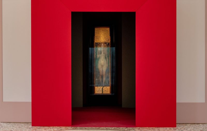 Gustav Klimt, Nuda Veritas, c. 1899, 252 x 56,2 cm, Olio su tela, © KHM-Museumsverband, Theatermuseum