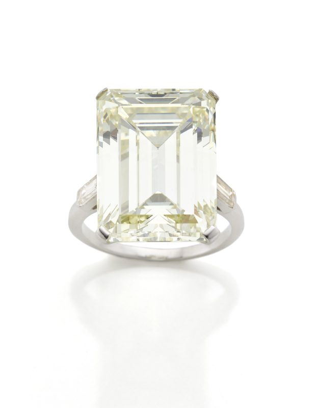 Lotto 607Anello in platino con diamante ottagonale di ct. 20,52 e due diamanti a baguette sul gambo. Stima € 85.000 - 130.000 Courtesy Il Ponte Casa d'Aste
