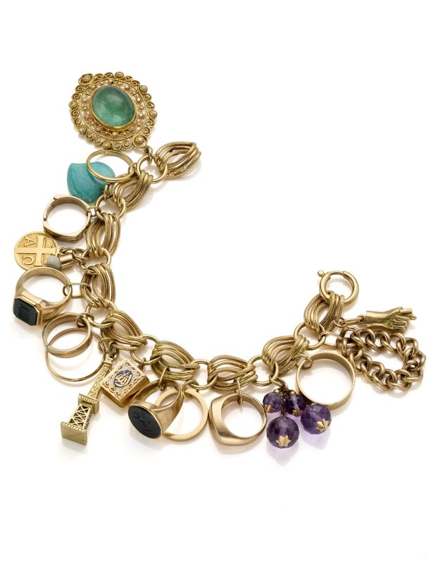 Lotto 625Bracciale in oro giallo cesellato con numerosi charms in parte in oro 585/1000 e 375/1000. Un charm firmato Gina. Con scatola. Passaggio in asta Wannenes "Dalle Collezioni di Gina Lollobrigida", 28-29 maggio 2024, Genova, lotto 9. Stima € 10.000 - 13.000 Courtesy Il Ponte Casa d'Aste