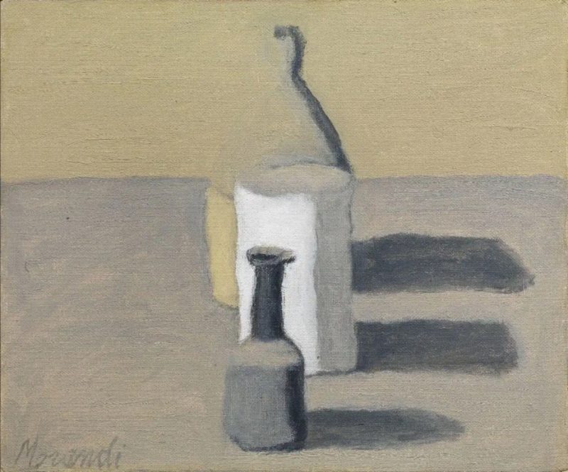 Giorgio Morandi, Natura morta, 1963; olio su tela, 30 x 35 cm; Giappone, Collezione Privata) Su gentile concessione di Tornabuoni Arte © Adagp, Paris, 2026