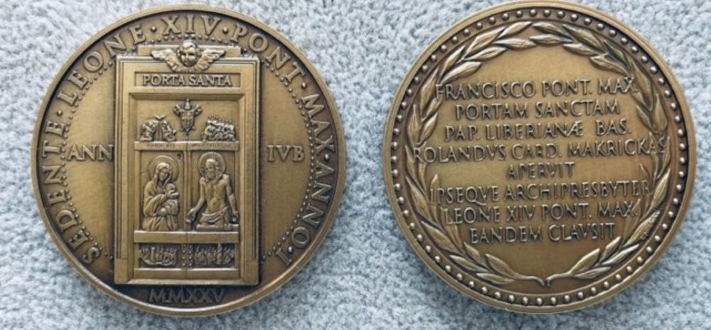 Medaglia realizzata da Amalia Mistichelli per la Basilica di Santa Maria Maggiore a ricordo della chiusura della Porta Santa