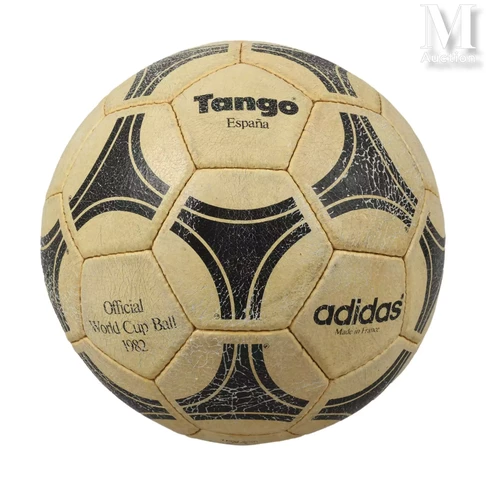 Il pallone ufficiale utilizzato durante la finale del Mondiale 1982 in Spagna tra l’Italia e la Germania Ovest, l’11 luglio 1982, allo Stadio Santiago Bernabéu di Madrid, venduto € 42.900, Courtesy Il Ponte Casa d’Aste  