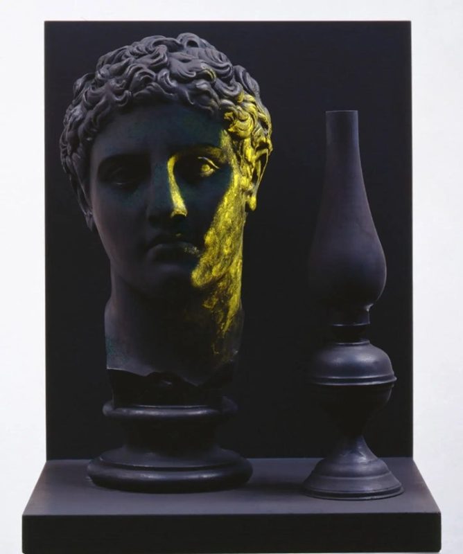 5.Claudio Parmiggiani, A lume spento (1985; acrilico e pigmento/calco in gesso, lampada a olio e legno dipinto, 54 x 41 x 32 cm) Su gentile concessione di Tornabuoni Arte
