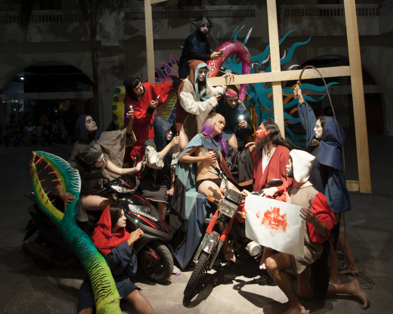 Luigi Presicce, Il fazzoletto della vera icona, 2018, performance aperta al pubblico. MAP Museo de Arte Popular, Ciudad de Mexico, Mexico. Fotografia Sebastiano Pellion Di Persano. Courtesy dell'artista (dettaglio)