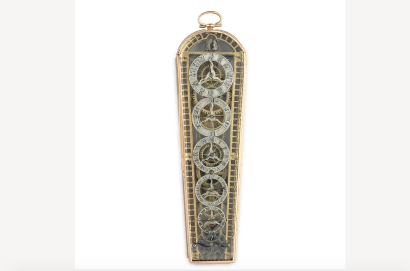 Lotto 191 KELHOFF A MANHEIM Orologio in oro rosso e cristallo, calendario, fasi lunari automi e speciale scappamento. Movimento a double face, a quadranti. XVIII secolo circa. Cassa in oro e cristallo. 135 x 40 x 17 mm AGGIUDICAZIONE: 75.150 euro Wannenes