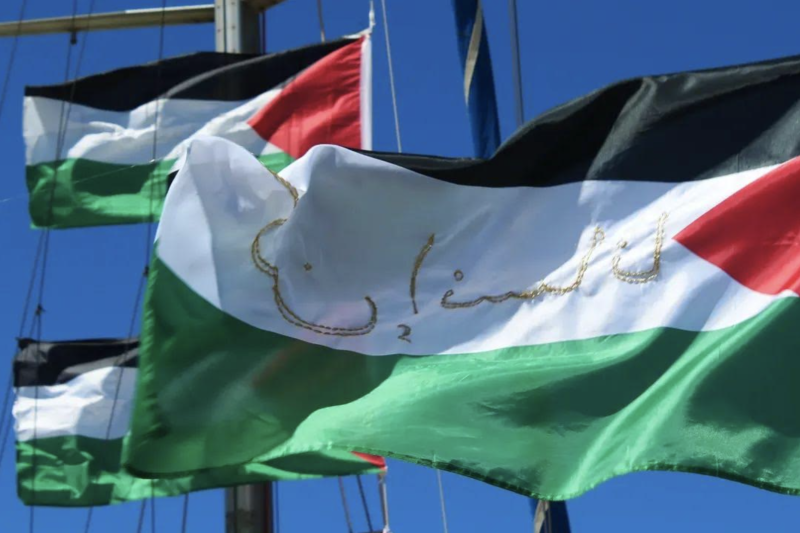 Giovanni Gaggia, “Com’è il cielo in Palestina?” - La bandiera issata su una barca della Flotilla con la scritta in arabo "Restiamo umani"