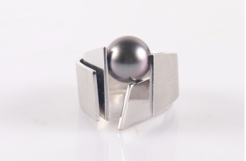 Lotto 301, anello con perla, prezzo di partenza 2.400 euro. Dorotheum