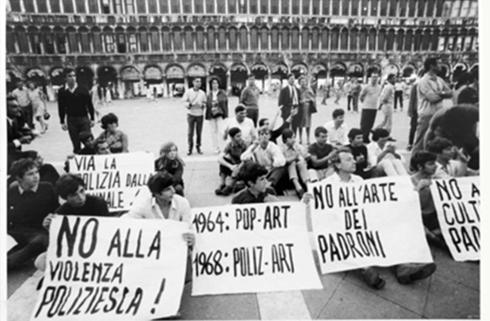 Una foto di Ugo Mulas delle contestazioni alla Biennale di Venezia nel 1968