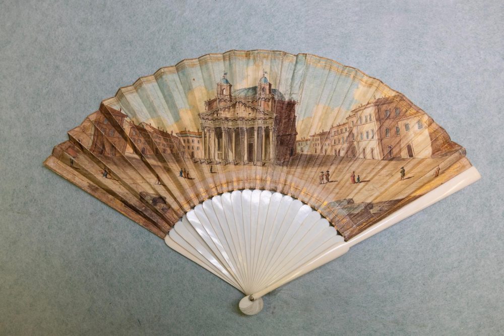 Ventidue ventagli e quattro fogli di ventaglio del Grand Tour, 1780-1790, Milano, Museo Poldi Pezzoli