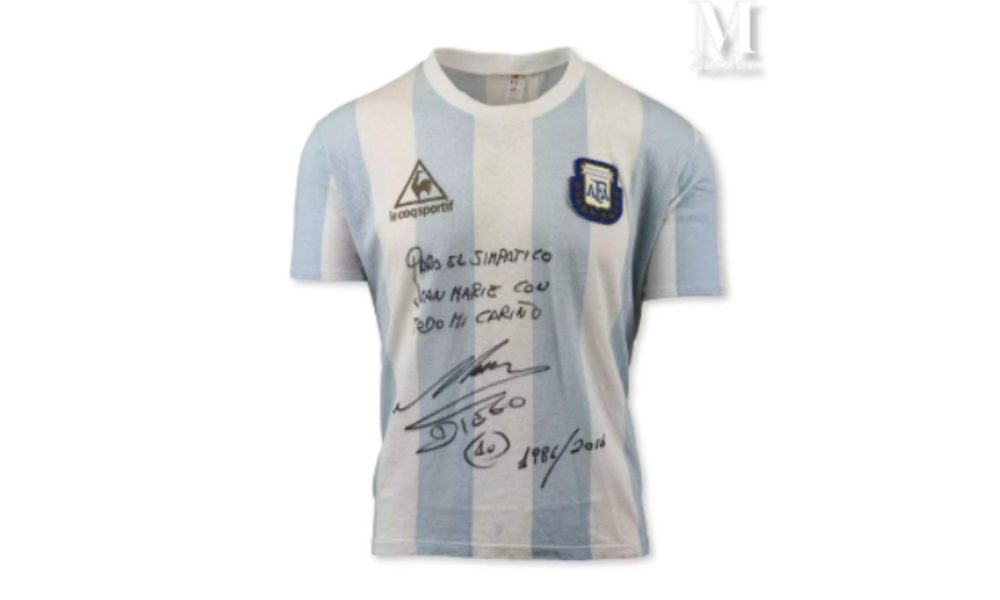 La maglia n. 10 della Nazionale argentina indossata da Diego Maradona durante la semifinale della Coppa del Mondo 1986 contro il Belgio, il 25 giugno, allo Stadio Azteca di Città del Messico, venduta per € 520.000, Courtesy Il Ponte Casa d’Aste  