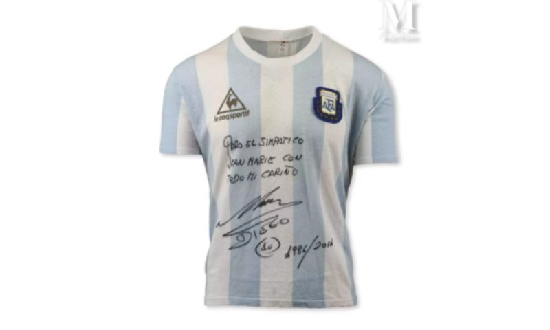 La maglia n. 10 della Nazionale argentina indossata da Diego Maradona durante la semifinale della Coppa del Mondo 1986 contro il Belgio, il 25 giugno, allo Stadio Azteca di Città del Messico, venduta per € 520.000, Courtesy Il Ponte Casa d’Aste