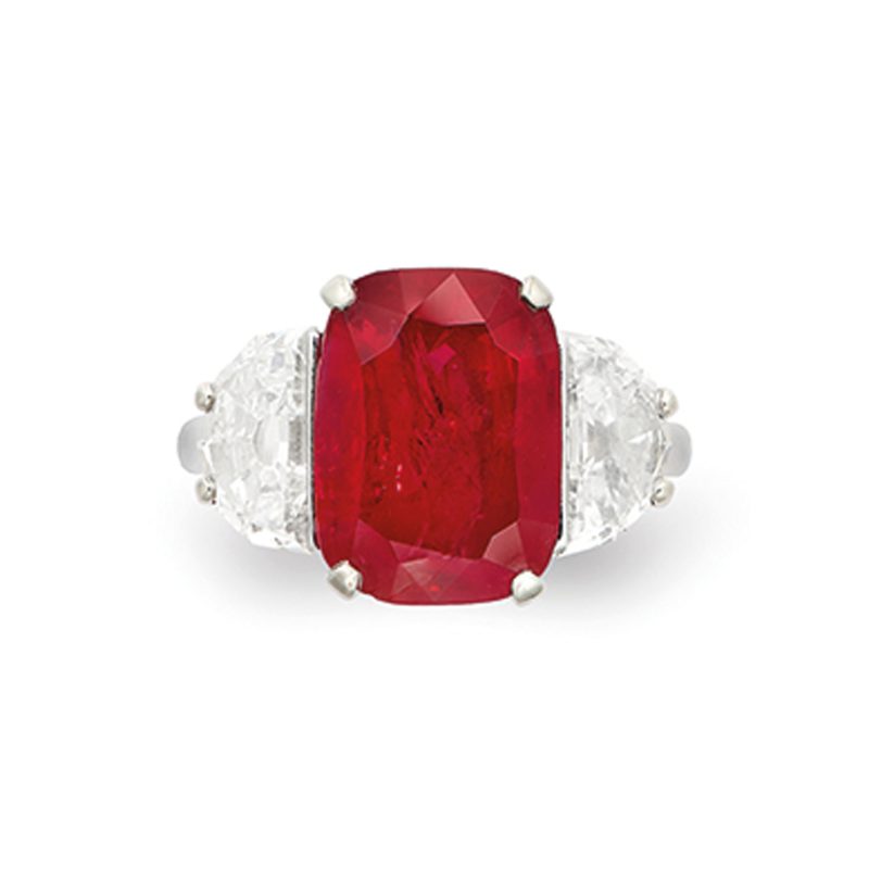 Lotto 178, Anello in platino, rubino e diamanti. Rubino a taglio cuscino, dimensioni 12,50 x 9,15 x 4,80 mm, con certificato SSEF che attesta l’origine birmana (Myanmar) senza indicazione di trattamento termico, con lievi tracce di oliatura e diamanti a taglio a mezzaluna. Peso circa 7,2 g, misura del dito 51. Stima € 90.000 - 120.000. Wannenes