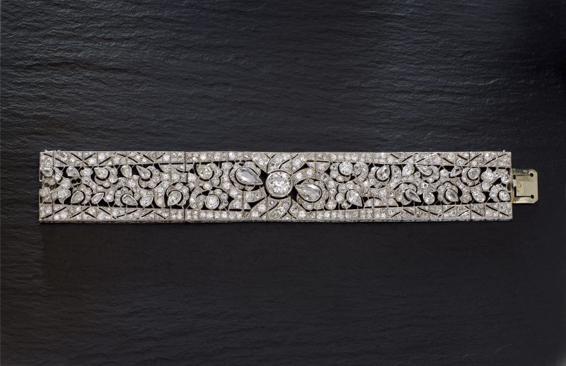Lotto 306, Bracciale in oro, platino e diamanti, attribuito a Ravasco, circa 1935. Diamanti a taglio antico, a goccia, a otto-otto e a rosa, punzoni francesi per l'oro e il platino. Peso circa 64,5 g, lunghezza circa 18,5 cm. Stima € 35.000 – 45.000. Wannenes