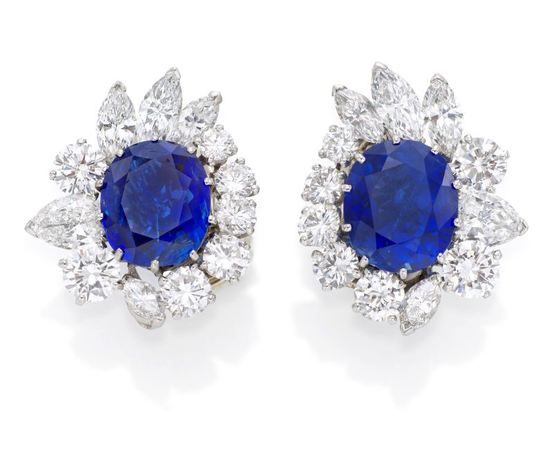 Lotto 307, Coppia di orecchini a clip in oro, platino, zaffiri e diamanti, firmati Van Cleef & Arpels Due zaffiri ovali, uno da 10,98 carati, proveniente da Ceylon, senza trattamento termico, l’altro da 7,53 carati, proveniente dalla Birmania, senza trattamento termico, con moderata oleatura, diamanti a taglio brillante, marquise e a goccia, numerati 92/53, punzoni 750 e PT950, con astuccio. Peso totale circa 20,3 g, dimensioni circa 2,5 x 2,2 cm e circa 2,6 x 2,2 cm. Stima € 70.000 – 90.000. Wannenes