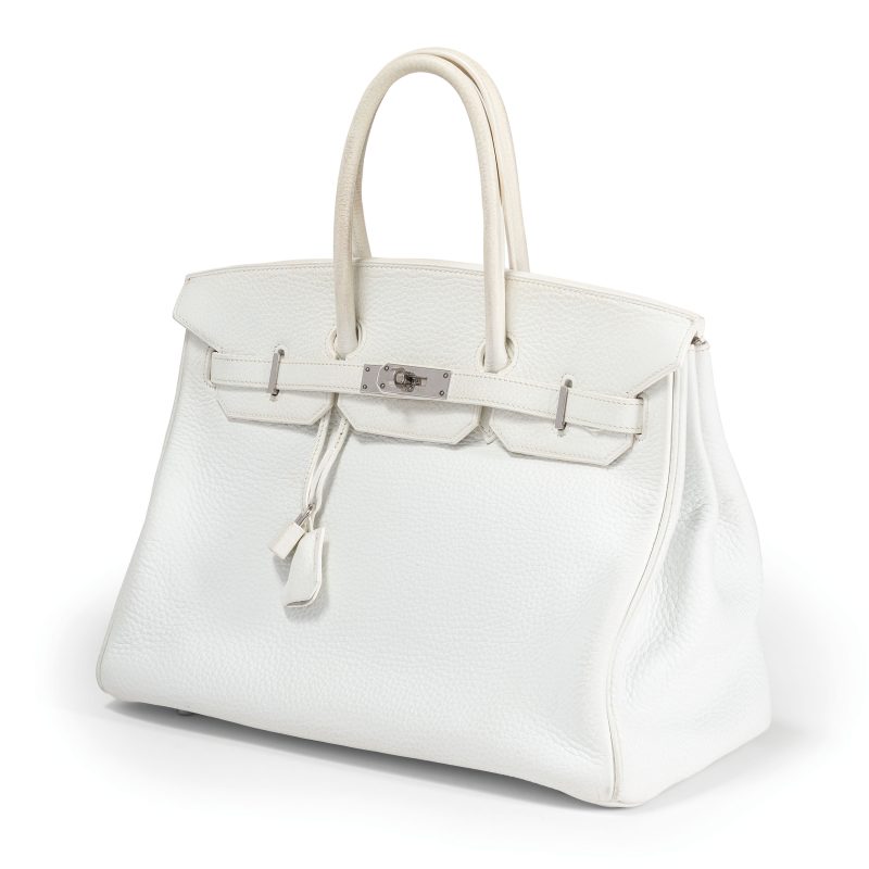 Lotto 475HERMÉS Borsa Birkin 35. Anno: 2004, timbro H. Materiale: Pelle Togo. Colore: Bianco. Finiture: Palladio. Dimensioni: 35 cm. Condizioni: Condizioni eccellenti, completa di scatola, sacchetto antipolvere, lucchetto, campanellino, chiavi e copia della fattura originale. Stima: € 7000 – 11.000 Wannenes
