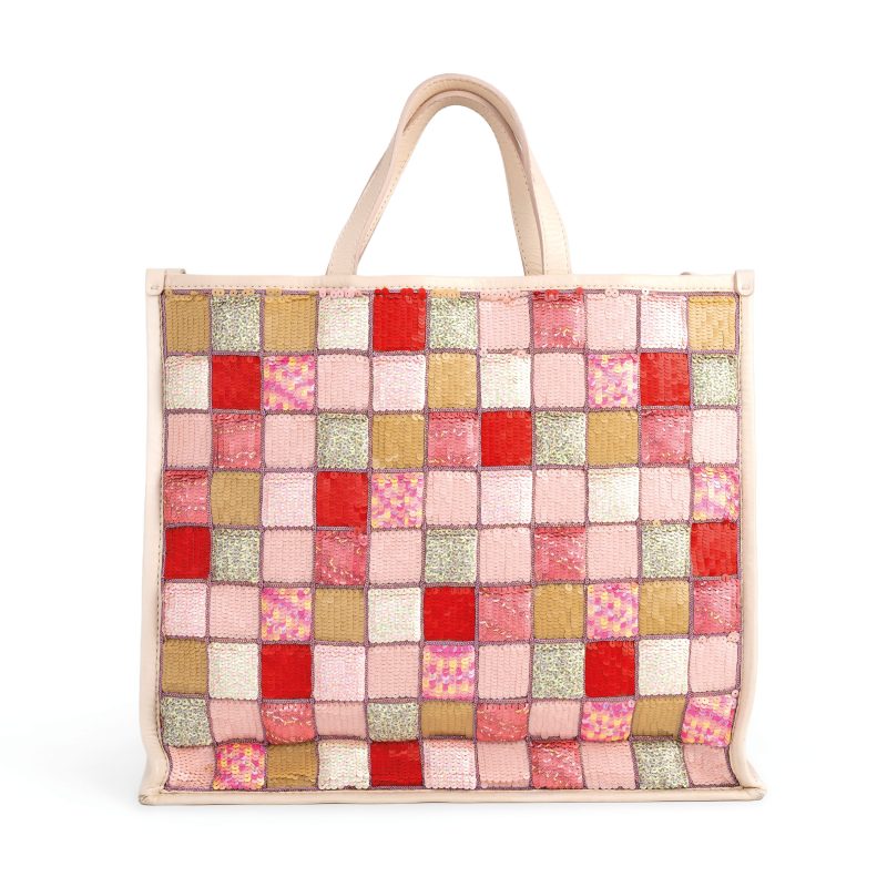 Lotto 495CHANEL Rara borsa shopper XXL Runway in pelle e paillettes multicolori. Periodo: 2014. Materiali: Pelle, paillettes multicolori. Colore: Bianco con decorazioni rosa, argento e rosso. Dimensioni: circa 40 x 34 x 19 cm. Condizioni: eccellenti. Stima: € 1.000 – 2.000 Wannenes