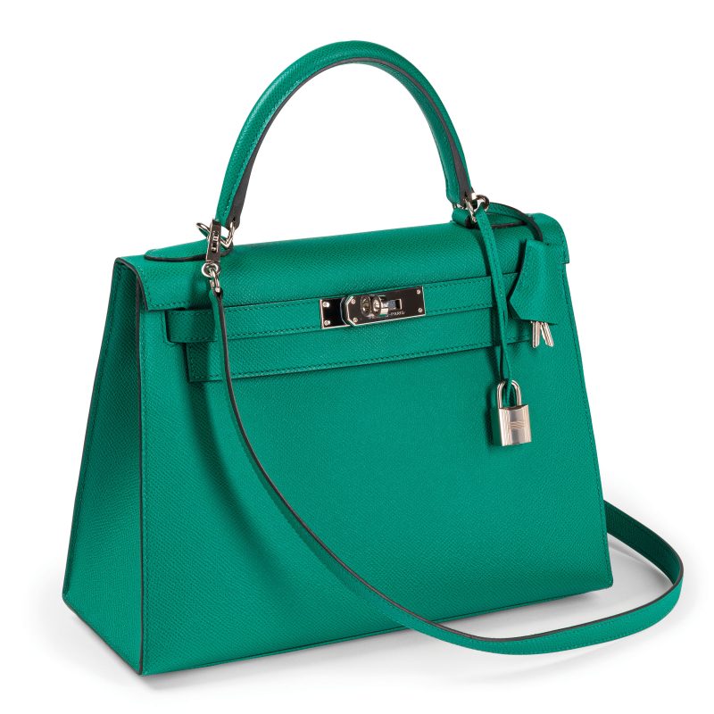 Lotto 497 HERMÉS Kelly Sellier 28 Verde Giada Periodo: contemporaneo. Colore: Verde Giada. Materiale: Pelle Epsom. Finiture: metallo argentato. Dimensioni: 28 x 21 x 12 cm. Condizioni: come nuova. Stima: € 10.000 – 12.000 Wannenes