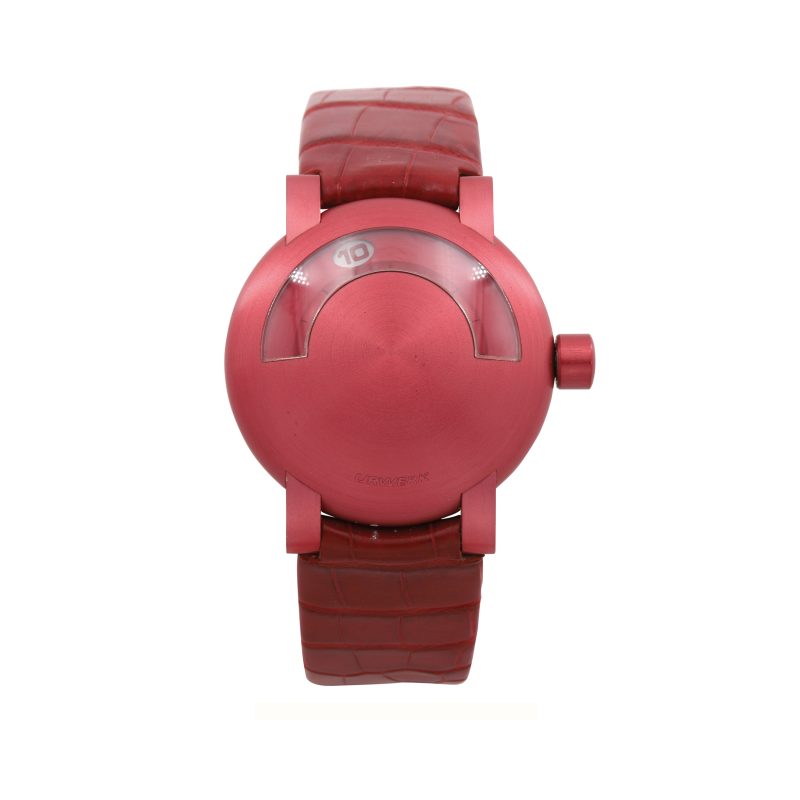 Lotto 669OROLOGIO DA NOTTE URWERK UR-102 09/50 IN PVD ROSSO Numero di riferimento UR-102. Numero di serie 9/50. Anno: 2000 circa. Materiale: Acciaio con rivestimento in PVD rosso. Dimensioni: 37 mm. Calibro: Automatico cal. ETA. Vetro: Zaffiro. Cinturino: Pelle. Accessori: 3 cinturini supplementari. Stima: € 30.000 - 40.000 Wannenes