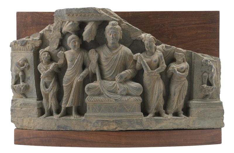 Lotto 65Pannello a rilievo in scisto grigio raffigurante l'offerta di quattro coppe al Buddha, Antica regione del Gandhara, II-III secolo d.C. (cm 42 × 24) Stima € 4.500 - 5.000 Courtesy Il Ponte Casa d'Aste