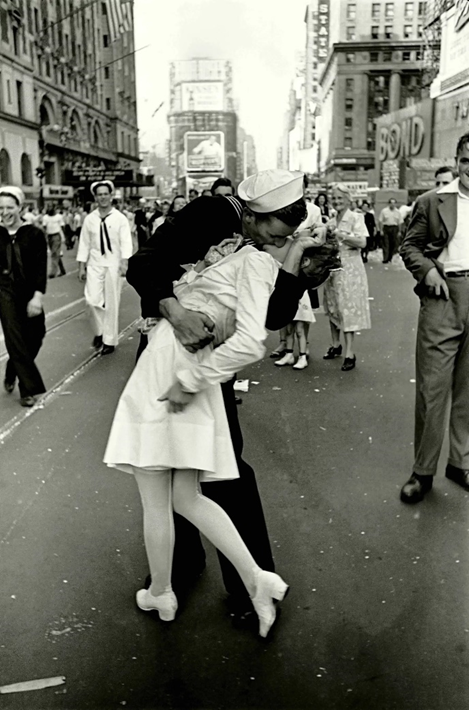 Alfred Eisenstaedt, Vittoria sul Giappone. Un marinaio bacia un’infermiera durante i festeggiamenti per la vittoria sul Giappone a Times Square (14 agosto 1945; New York City) © Alfred Eisenstaedt /The LIFE Picture Collection /Shutterstock