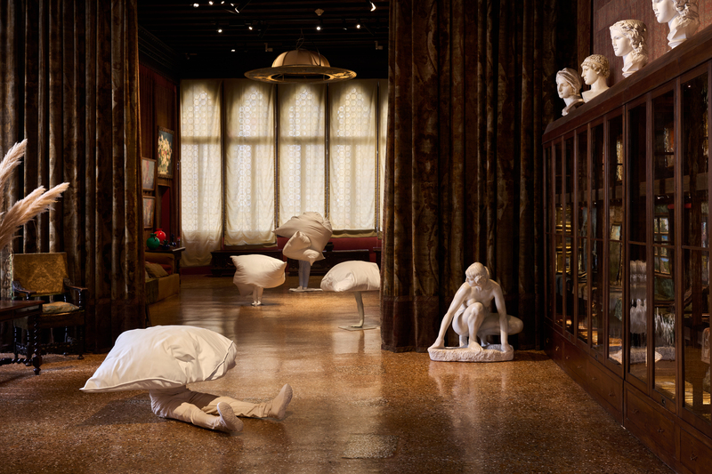 Erwin Wurm, Dreamers. Museo Fortuny, Venezia, foto Markus Gradwohl