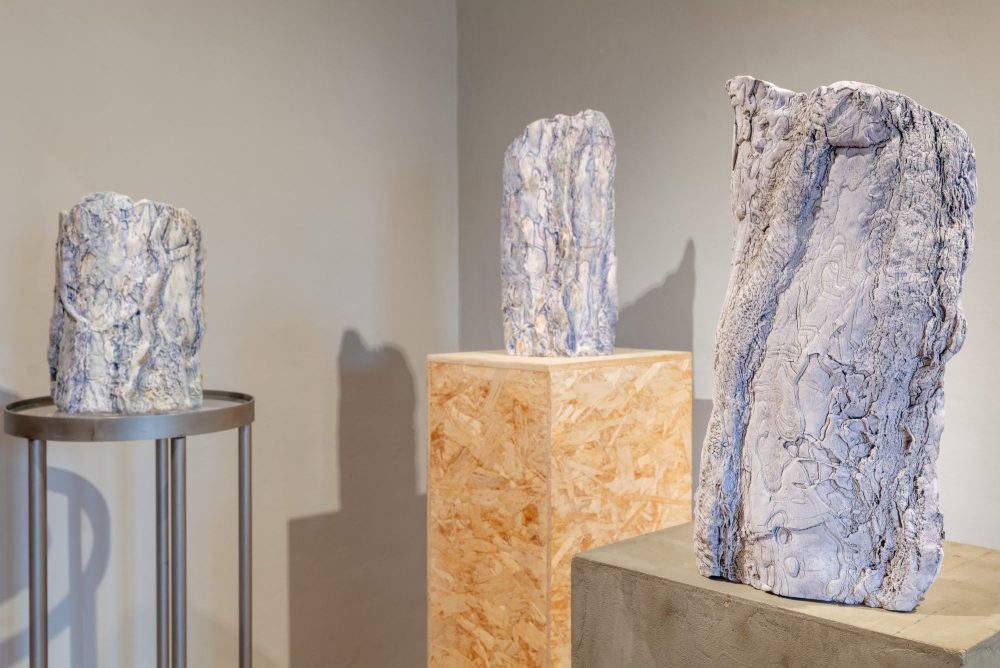 Giorgia Severi, Pinus Sativa #1, #4, #6, #5, 2024. Sculture in ceramica, dimensioni variabili. ph Marco Biancucci