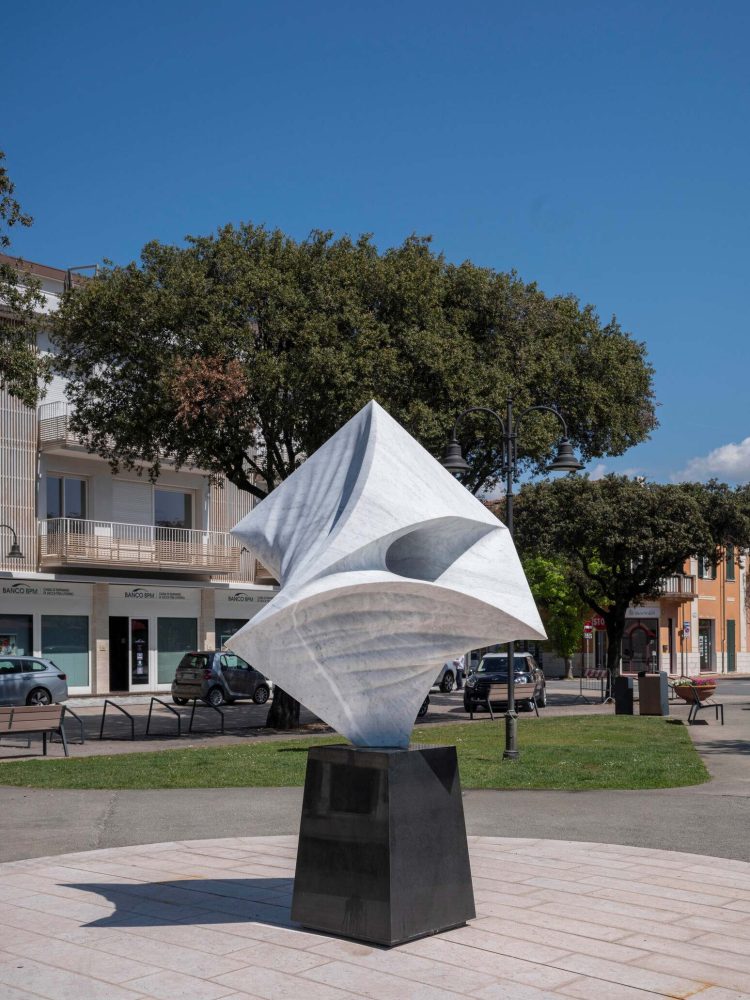 Gustavo Velez. Cara y Enves, 2024, marmo bianco di Carrara, 288x164x162,5 cm, Marina di Pietrasanta, Ph Nicola Gnesi