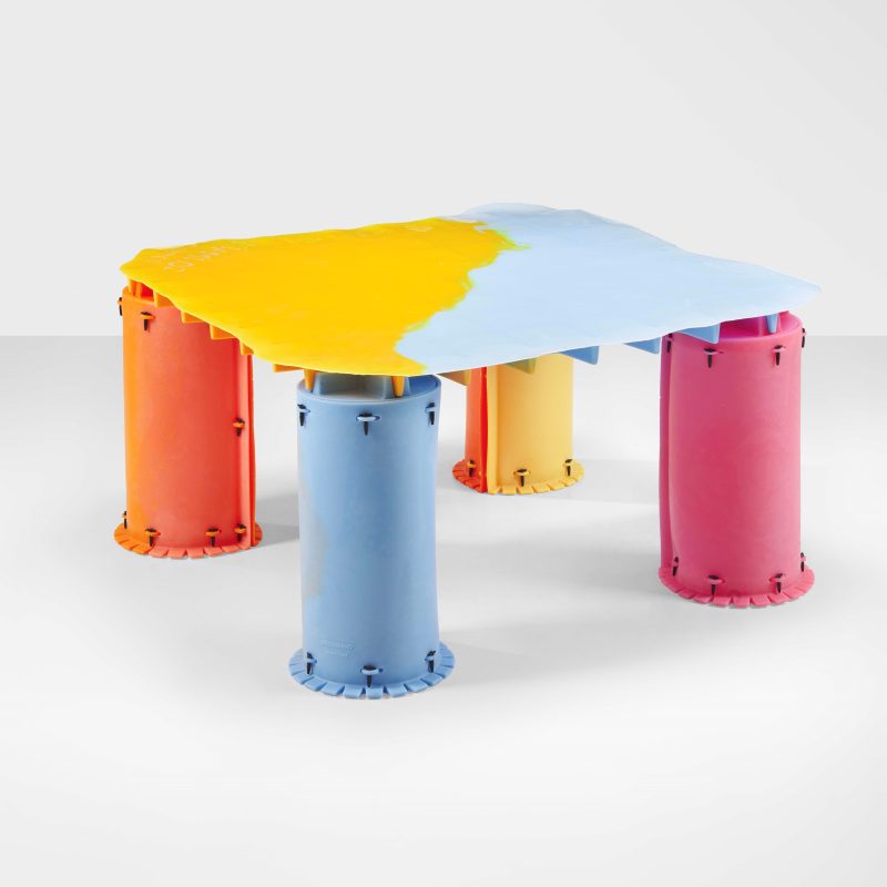 Lotto 115, Gaetano Pesce, Tavolo basso della serie "Nobody's Perfect", stima 15.000-20.000 euro. Cambi Casa d'Aste