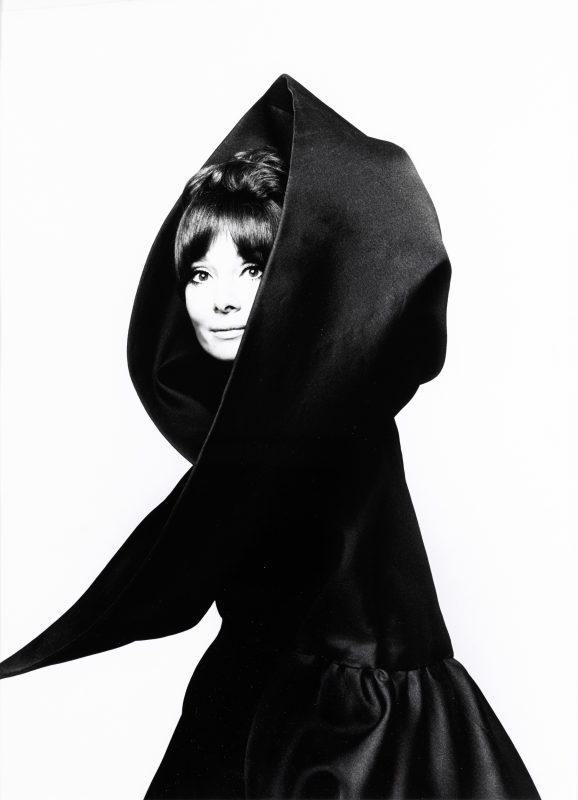 Lotto 29, ritratto di Audrey Hepburn scattato da Gian Paolo Barbieri a Roma nel 1969 (lstima 3.000-4.000 euro). Cambi Casa d'Aste